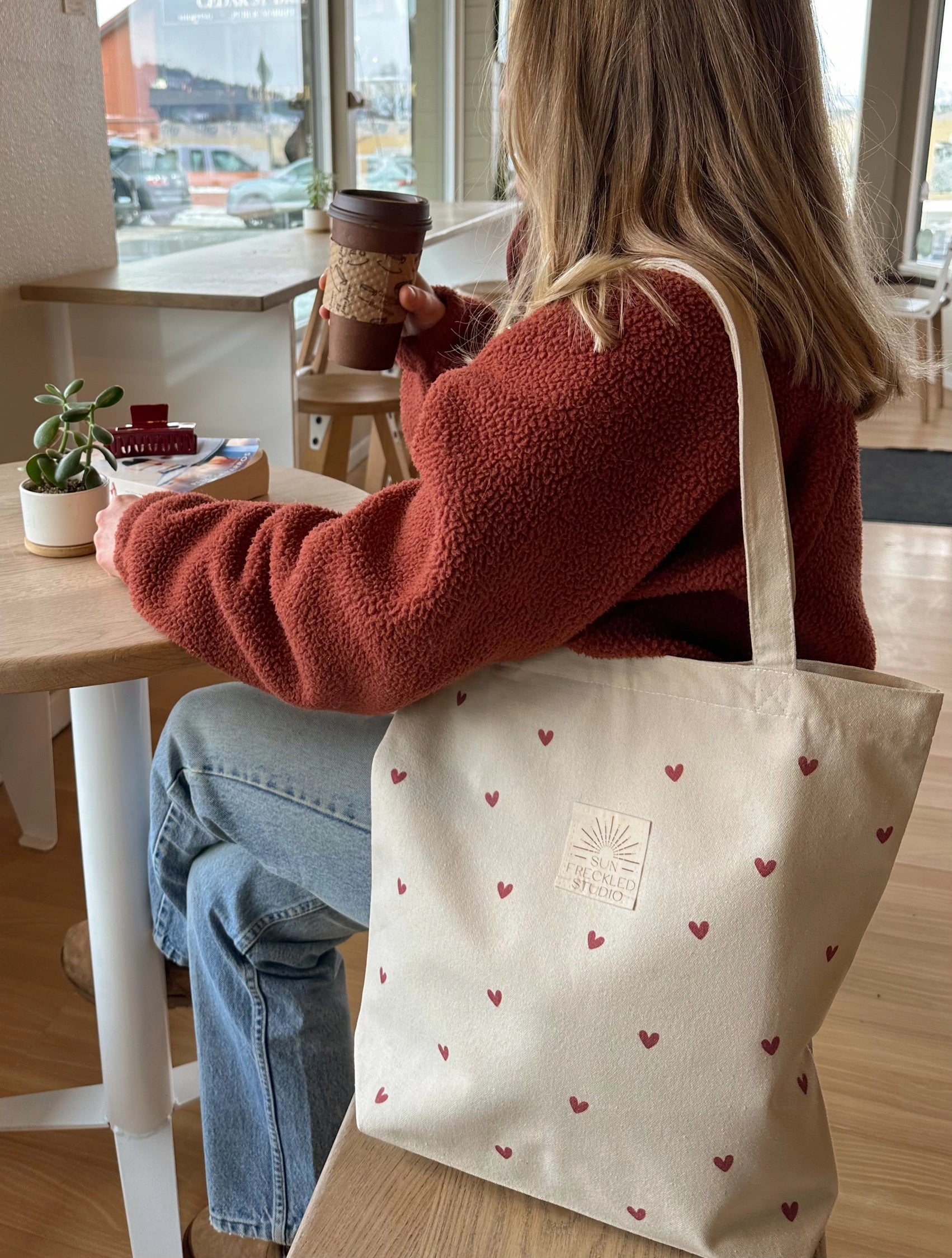 Heart Print Zipper Tote – Soft Canvas Everyday Bag with Pockets