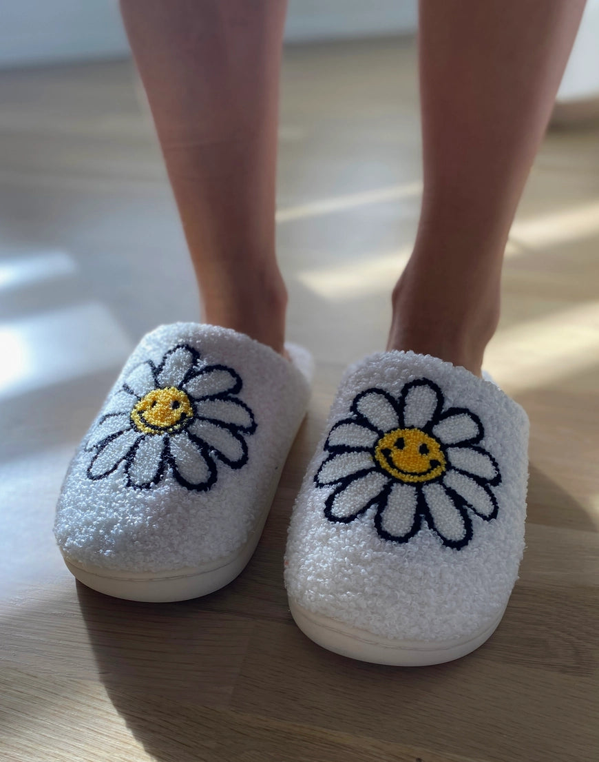 Sunshine Daisy Slippers – Fuzzy Cottagecore House Shoes with Smiley Flower Design (Indoor/Outdoor Soles)