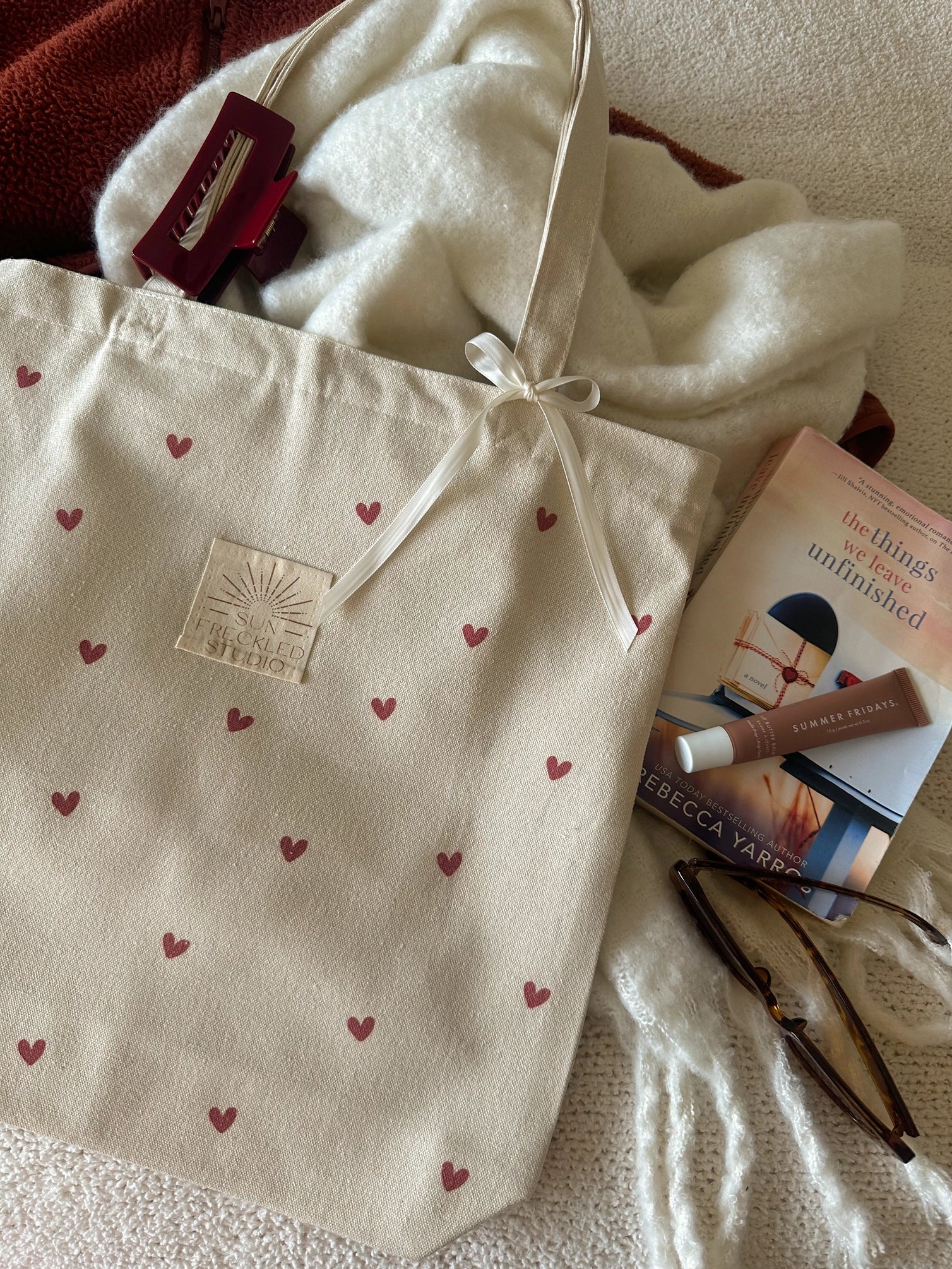 Heart Print Zipper Tote – Soft Canvas Everyday Bag with Pockets