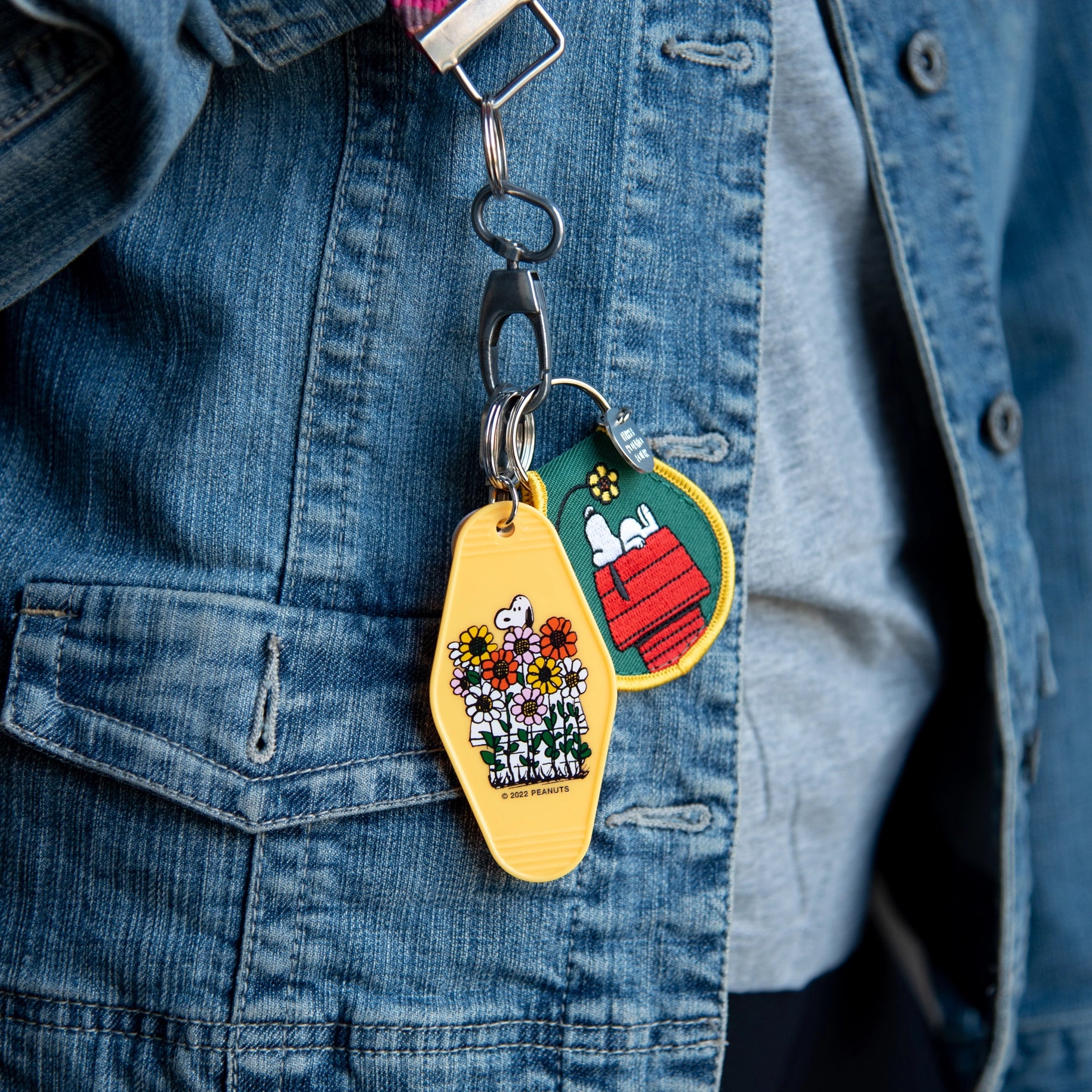 Snoopy Doghouse & Flower Keychain – Peanuts® Embroidered Holiday Gift for Fans & Collectors