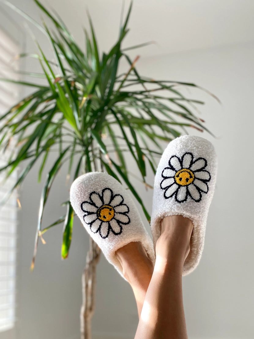 Sunshine Daisy Slippers – Fuzzy Cottagecore House Shoes with Smiley Flower Design (Indoor/Outdoor Soles)