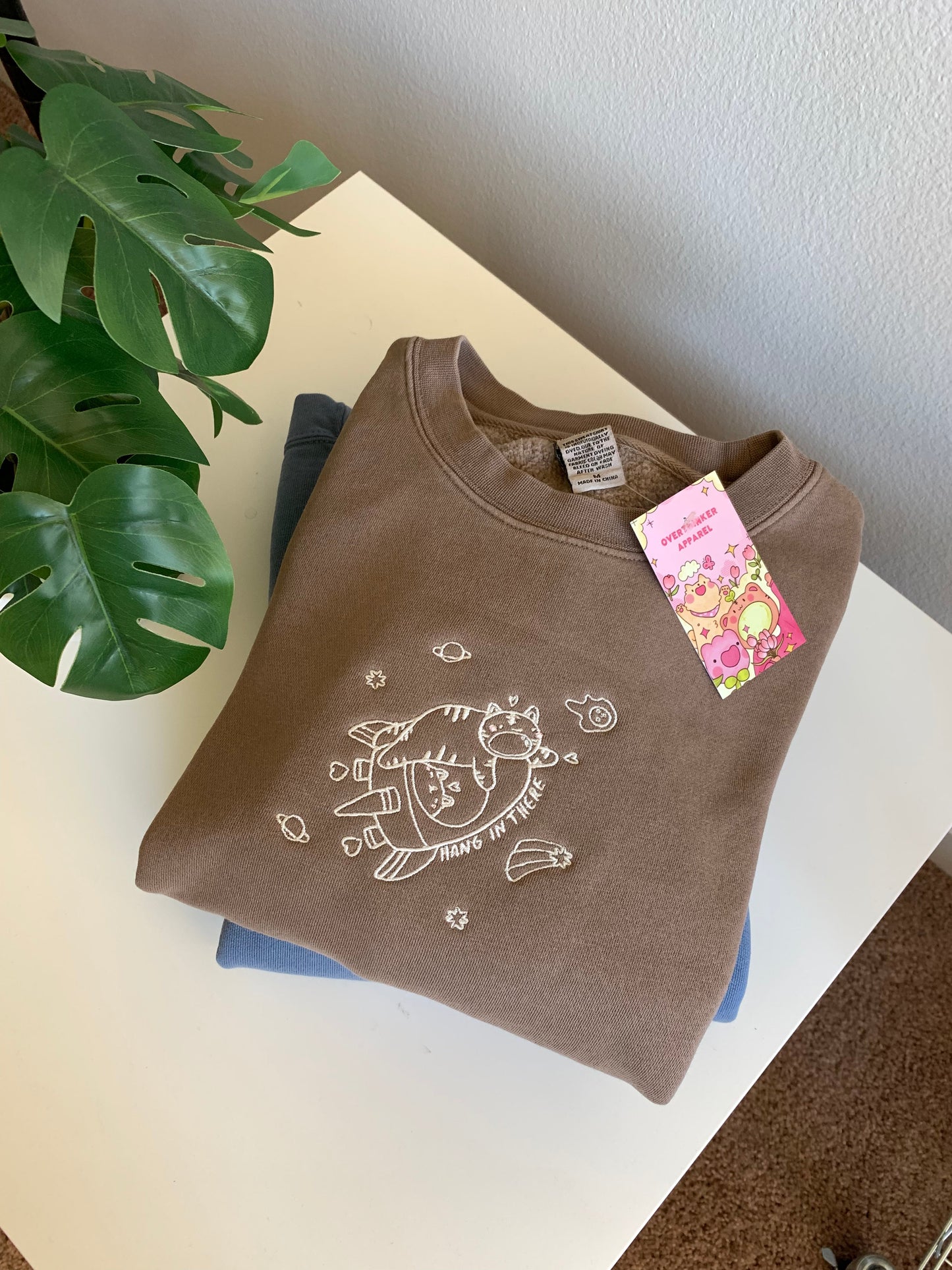 [OOPSIE] HANG IN THERE Midweight Embroidery Crewneck Sweatshirt - Clay