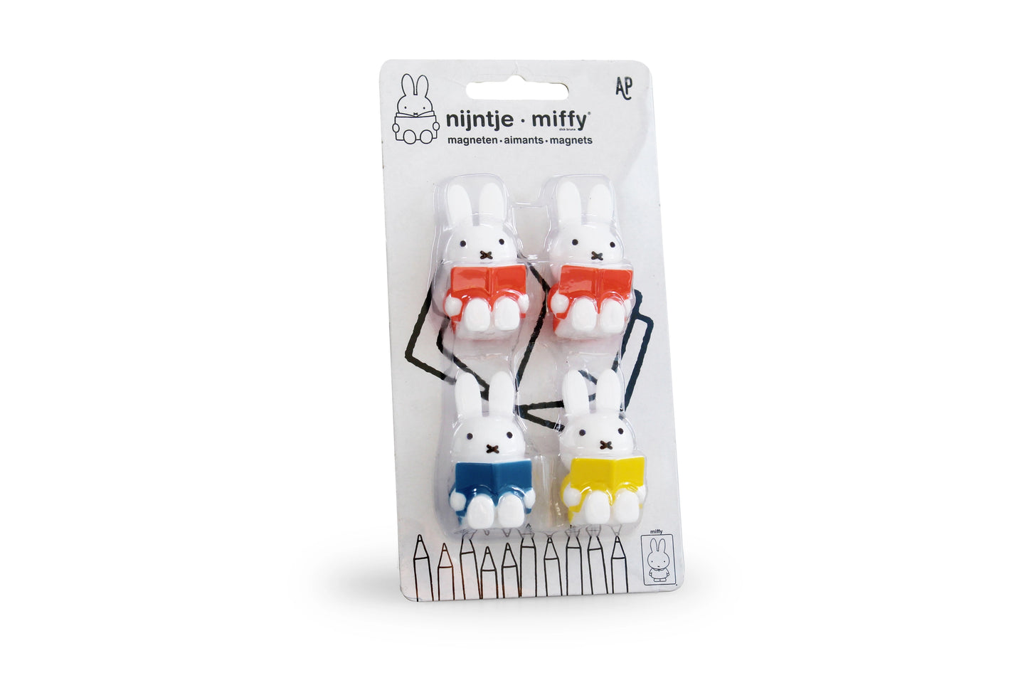 Fridge magnet decor with Miffy reading books – playful and nostalgic touch