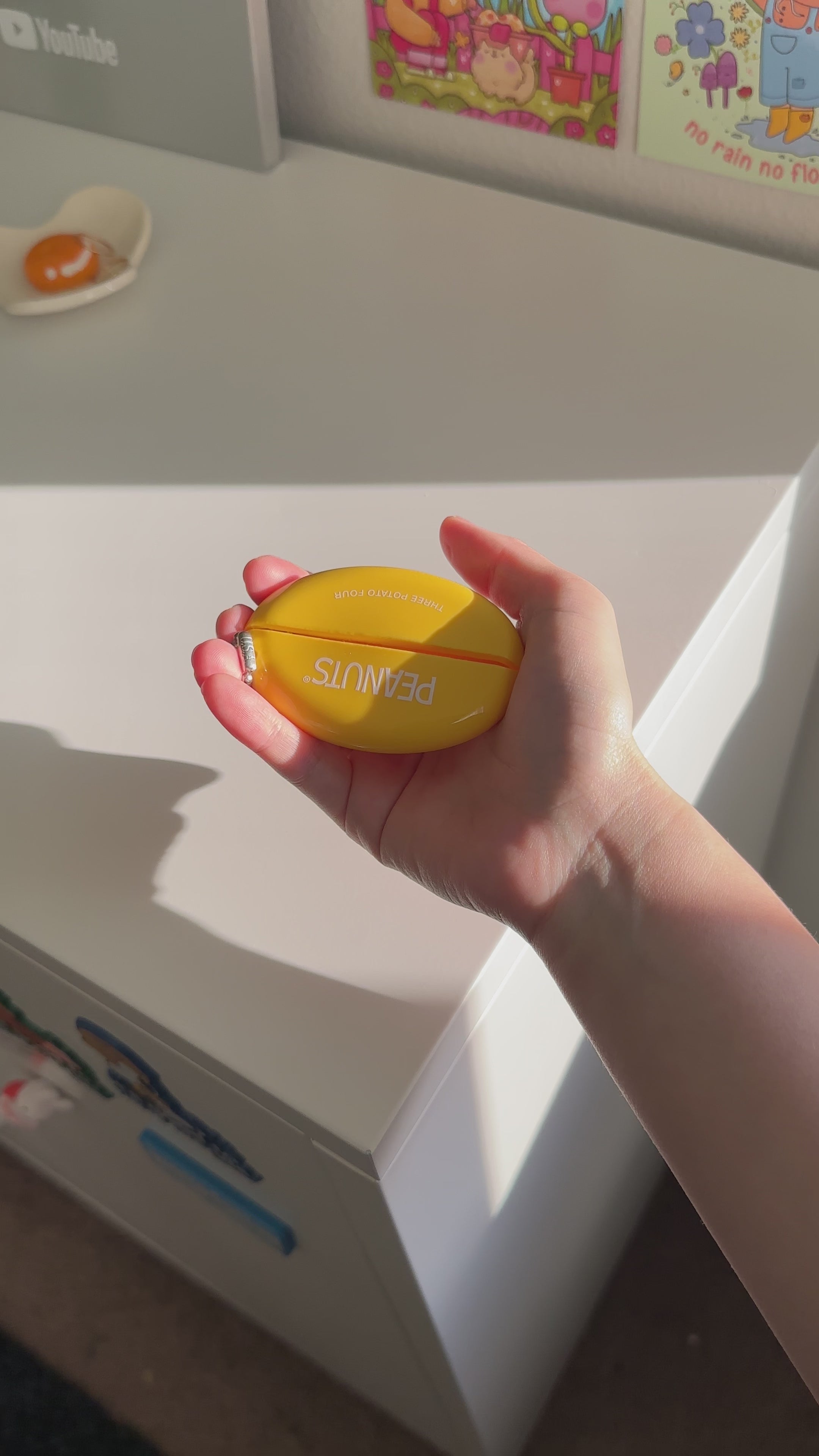 Snoopy Doghouse Coin Pouch Keychain – Peanuts® Retro Vinyl Wallet (Made in USA)