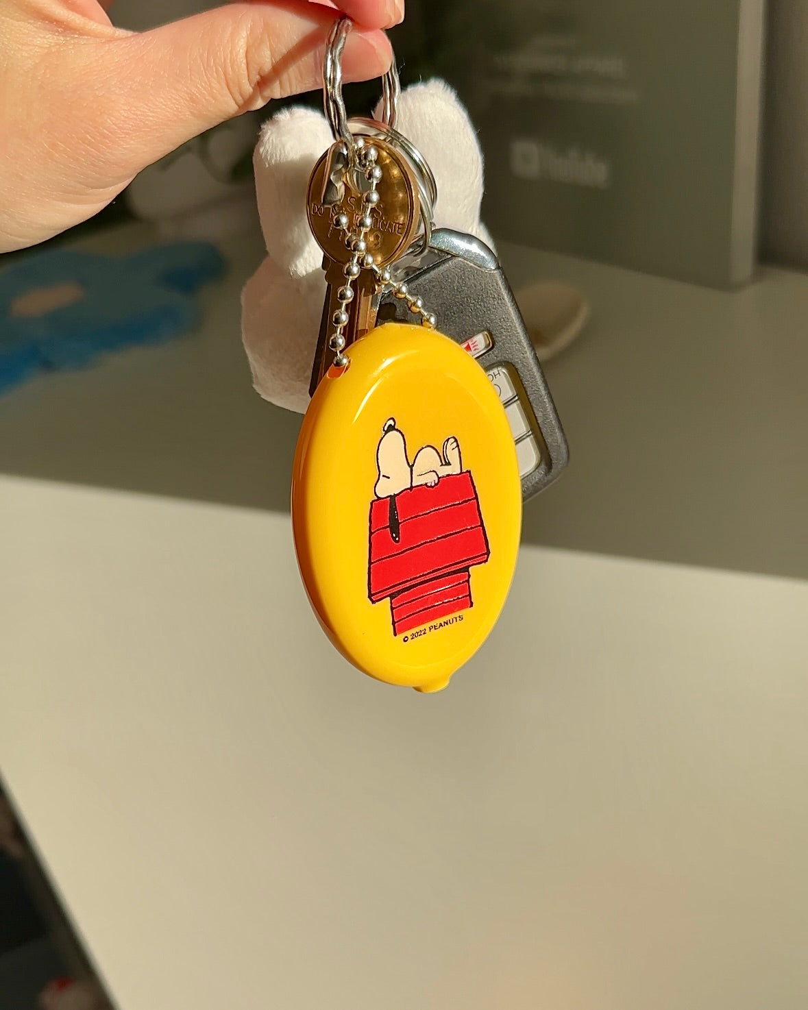 Retro-style Snoopy wallet keychain for coins and cash