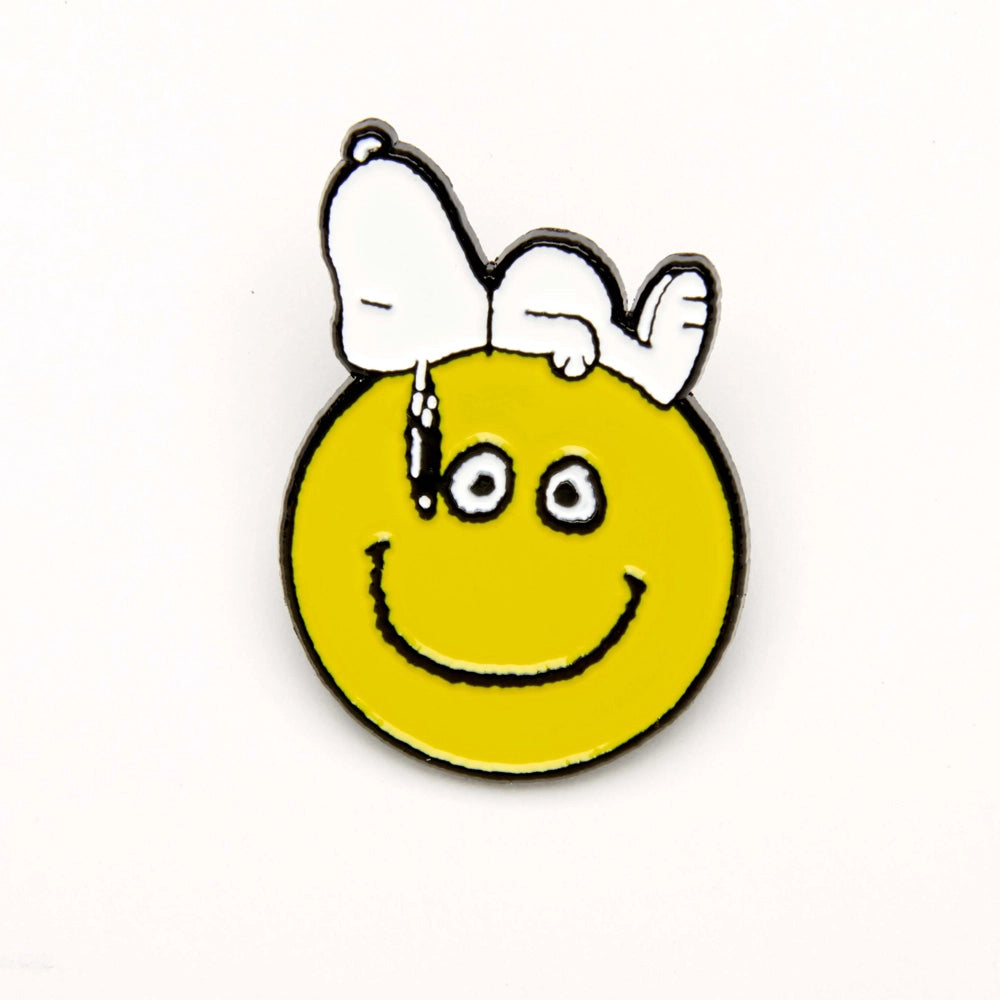 Snoopy “Nice Day” Enamel Pin – Peanuts® Smiley Face Accessory for Bags, Jackets & Campus Gifting