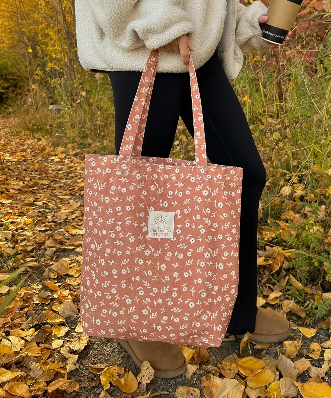 Sienna Floral Tote Bag – Lightweight Canvas Bag with Interior Pockets & Magnetic Closure (15")