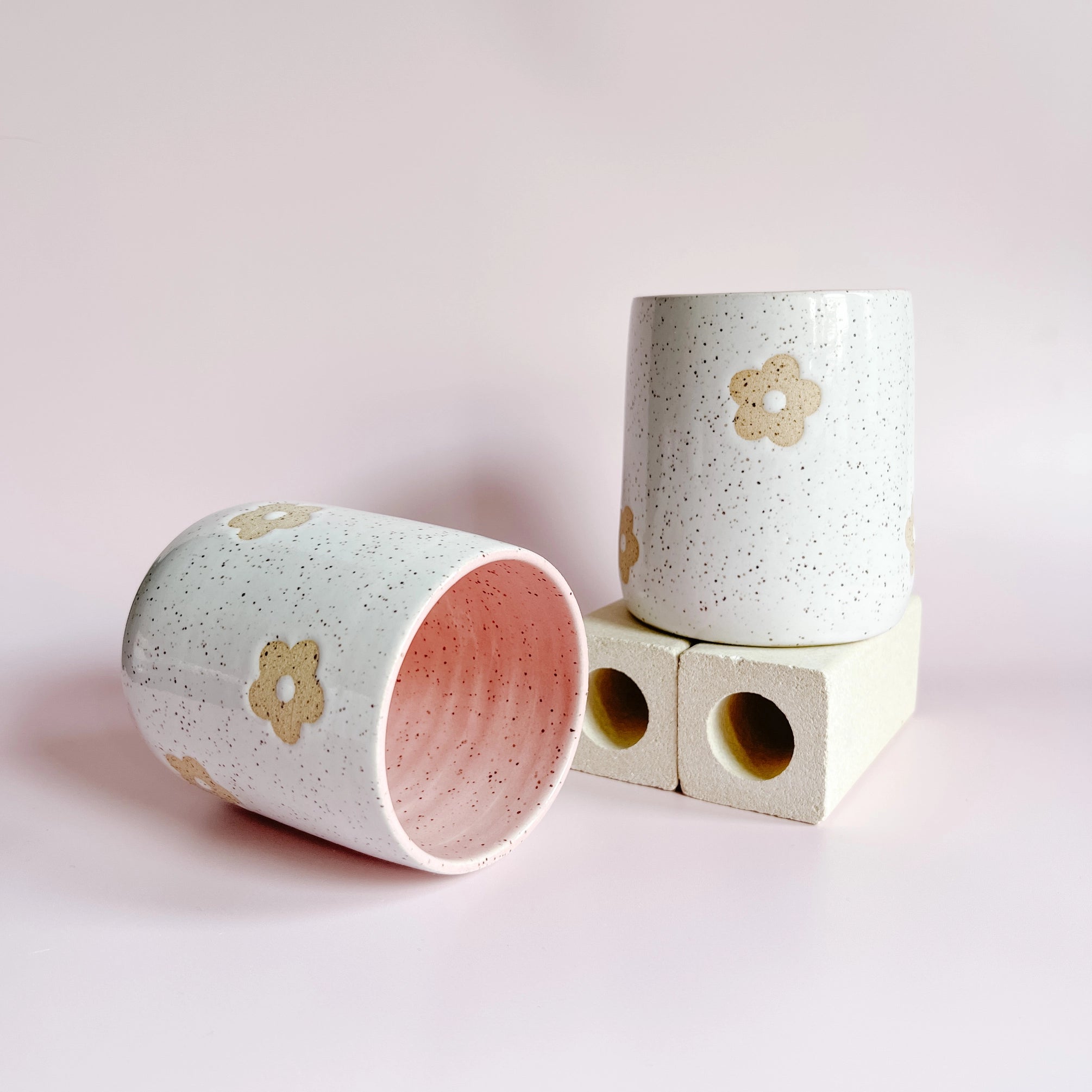 Handmade Daisy Ceramic Mug – Speckled Cottagecore Coffee Cup for Dorm & Desk Drinks (10–12 oz)