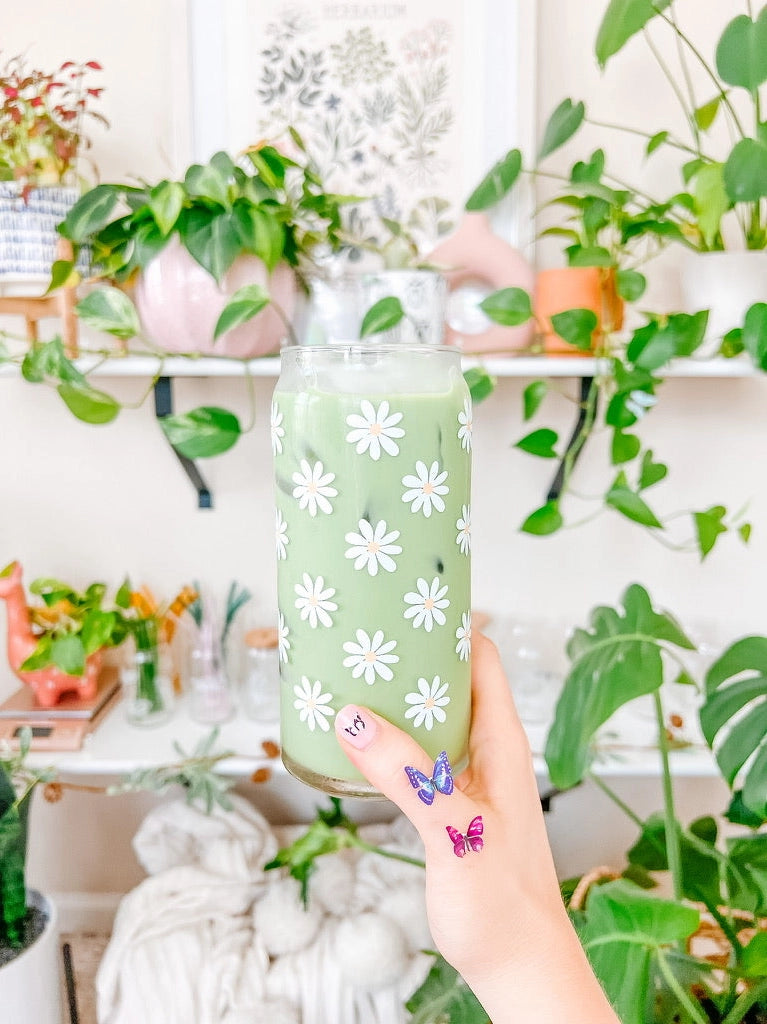 White Daisy Glass Can – 20 oz Minimalist Iced Coffee Cup for Dorm & Desk Hydration