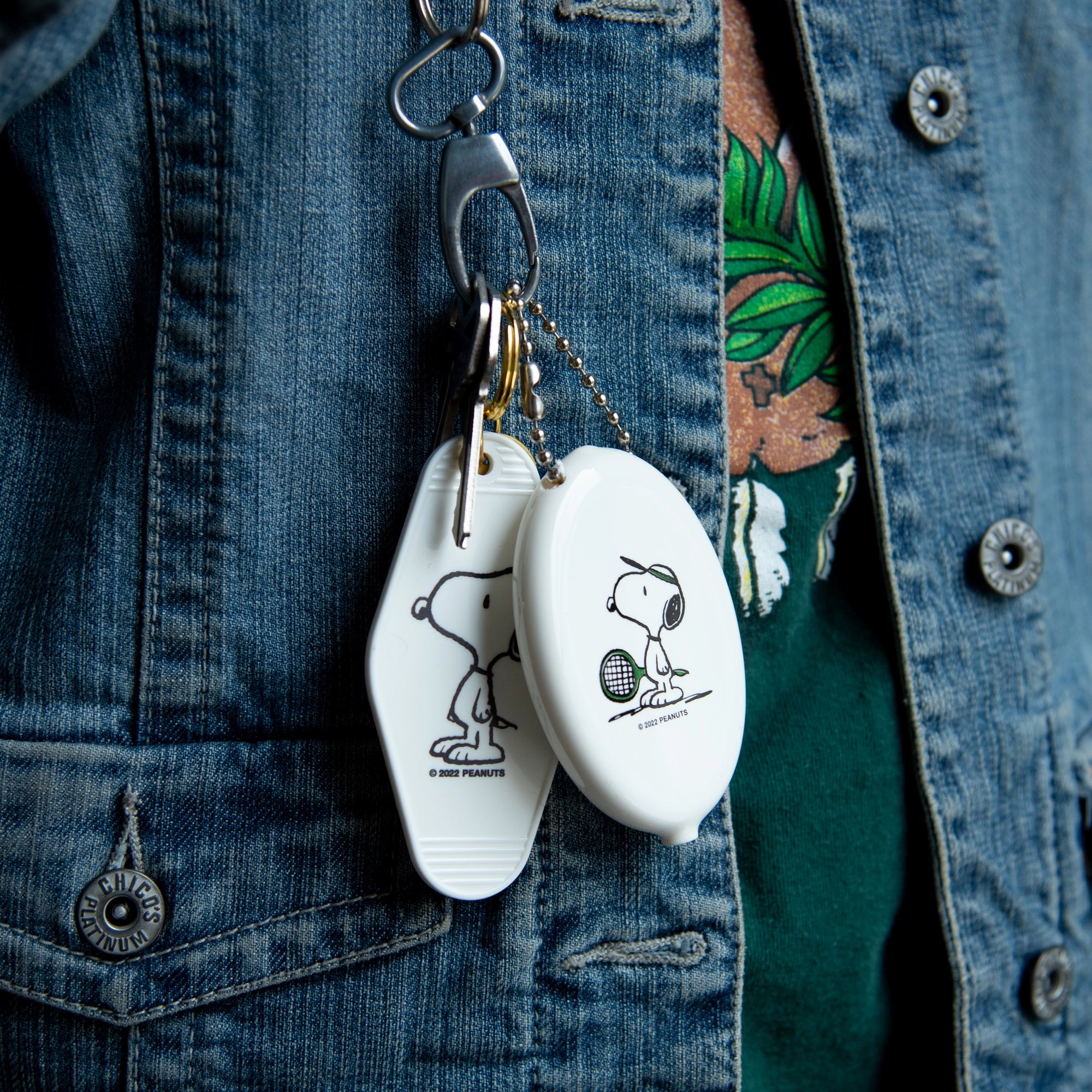 Snoopy Motel Keychain – Retro Peanuts® Hotel Tag for Dorm Keys & Campus Style