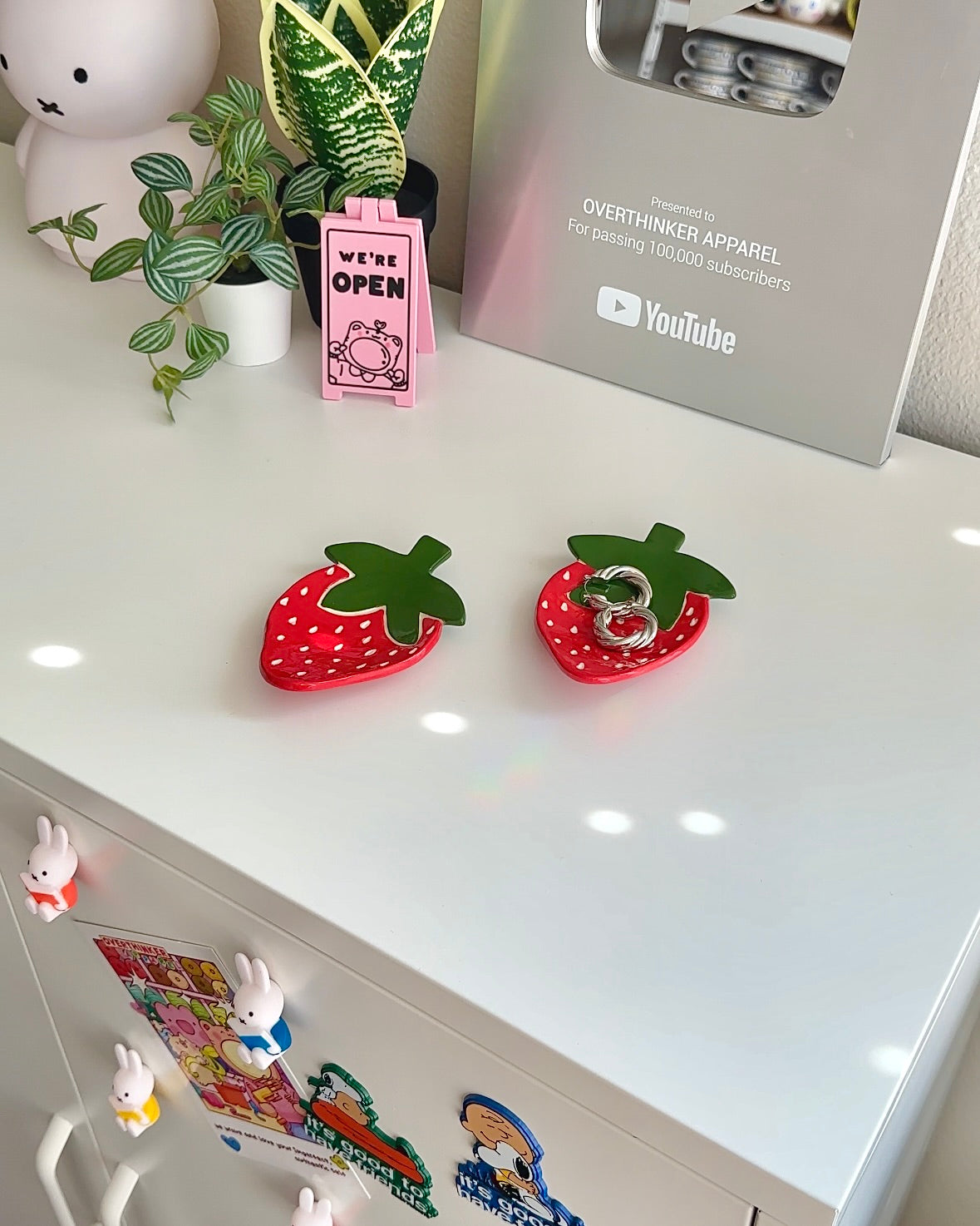 Strawberry Ceramic Trinket Dish – Handmade Jewelry Tray for Dorm & Desk Decor
