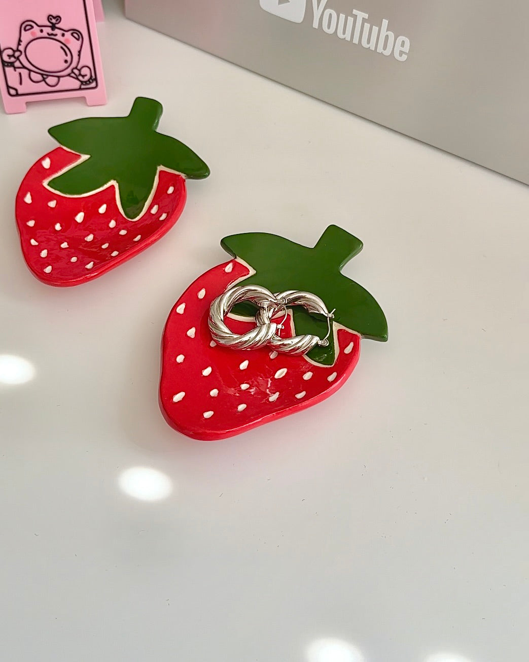 Strawberry Ceramic Trinket Dish – Handmade Jewelry Tray for Dorm & Desk Decor