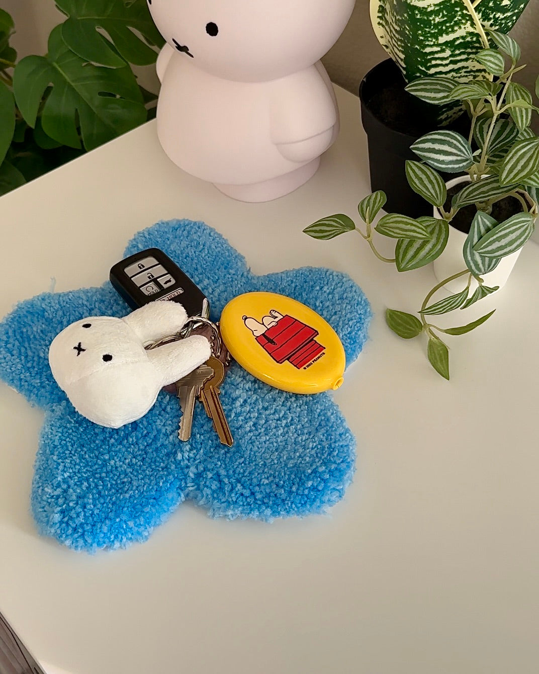 Snoopy Doghouse Coin Pouch Keychain – Vintage Peanuts® Vinyl Squeeze Wallet
