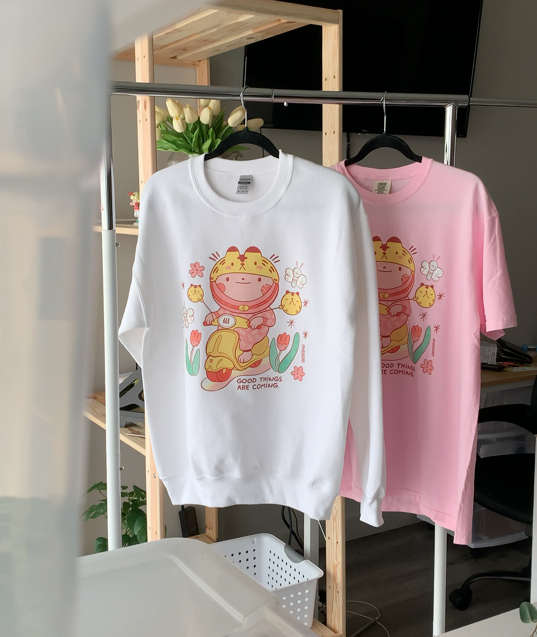 [Studio Sample] Good Things Are Coming Graphic Sweatshirt – White Crewneck for Hopeful Summer Vibes & Cute Comfort