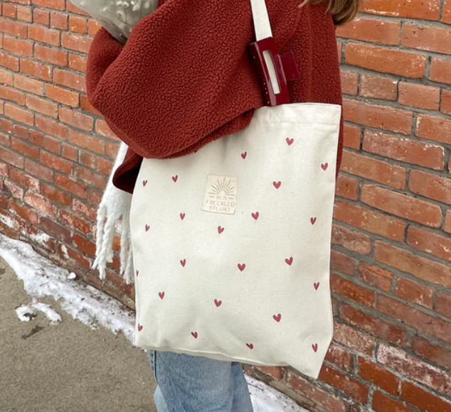 Heart Print Zipper Tote Bag – Canvas Everyday Carry-All with Pockets, Key Leash & Secure Closure