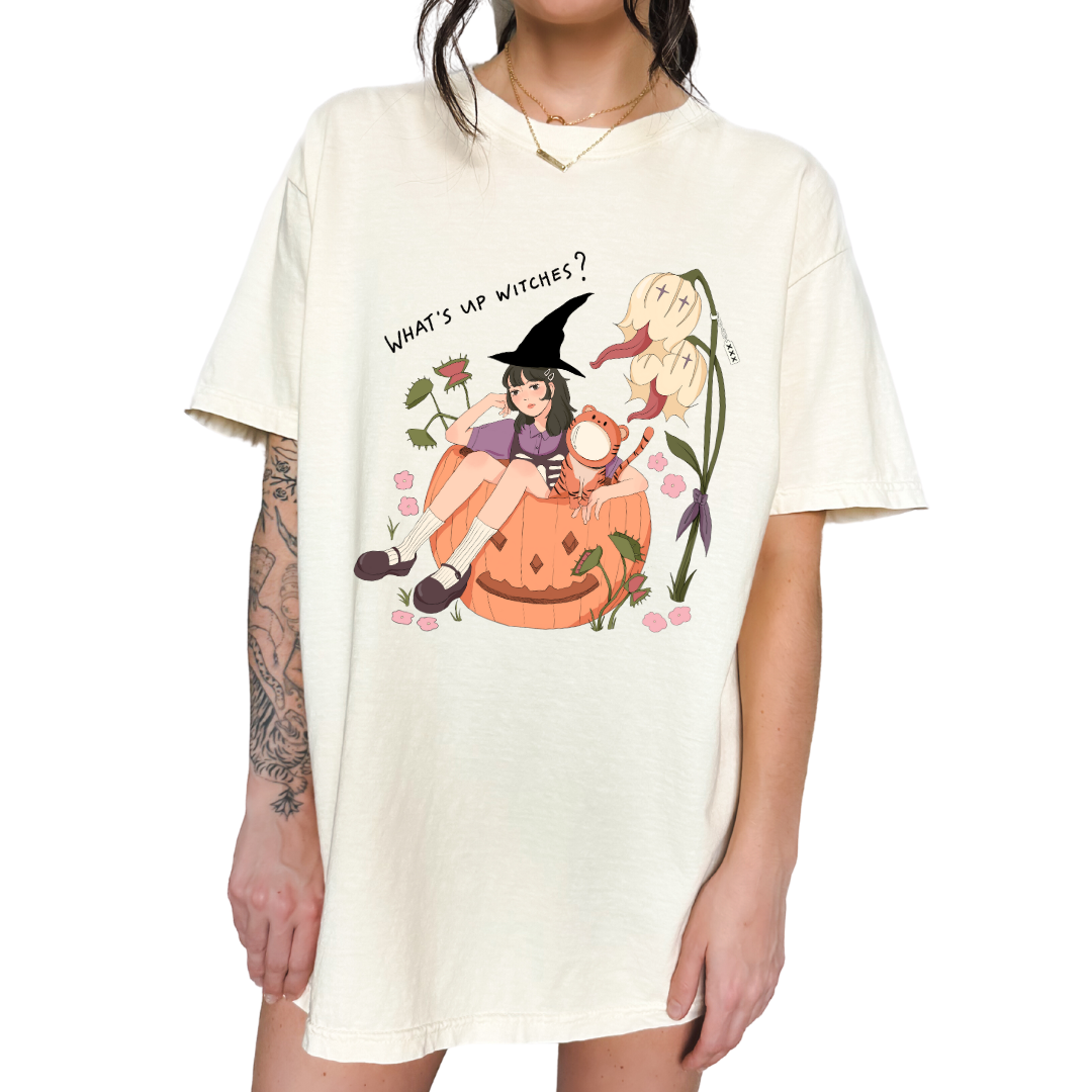 [Studio Sample] What’s Up Witches? Graphic T-Shirt – Ivory Halloween Tee for Cute & Spooky Season