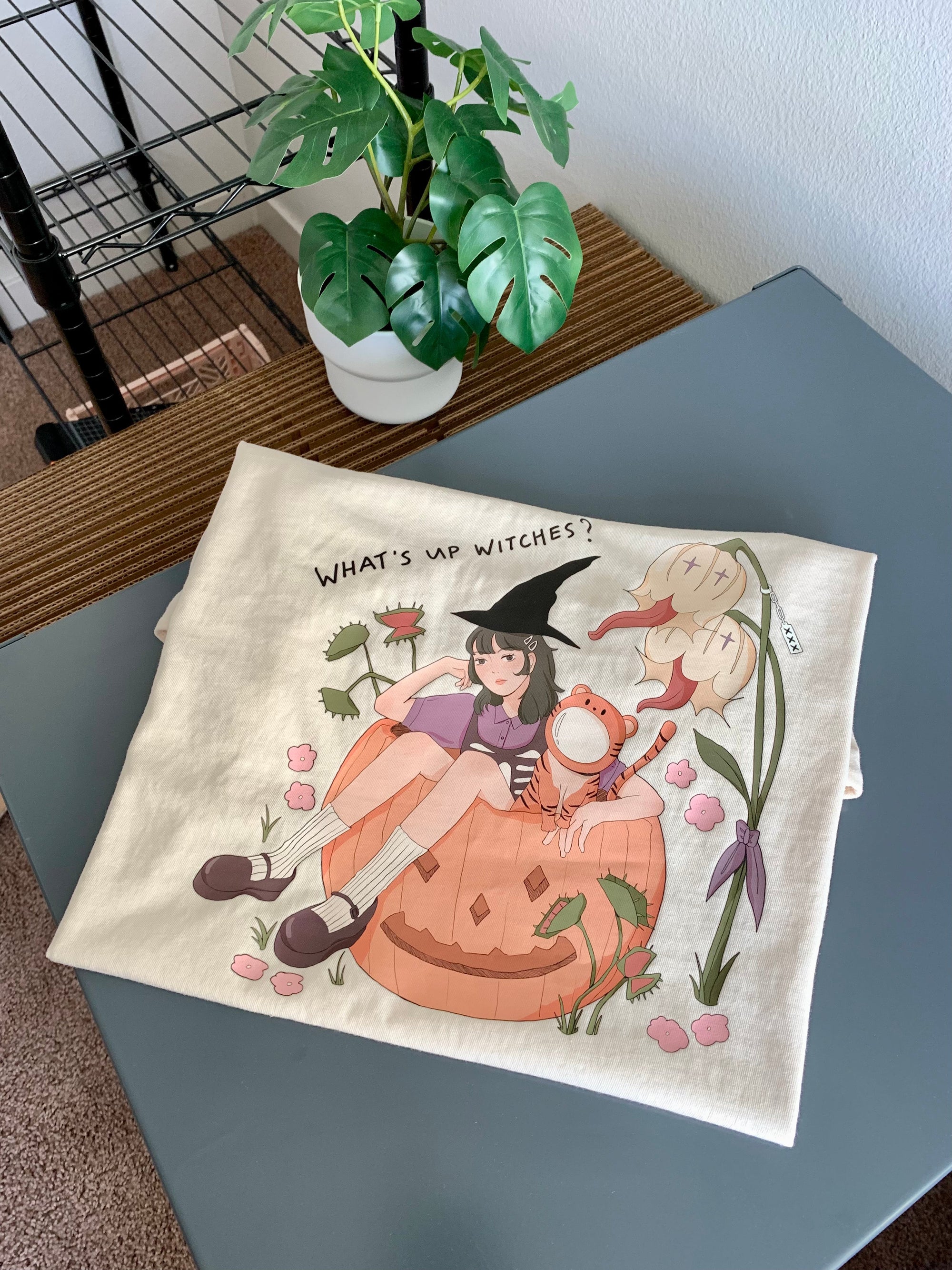 [Studio Sample] What’s Up Witches? Graphic T-Shirt – Ivory Halloween Tee for Cute & Spooky Season