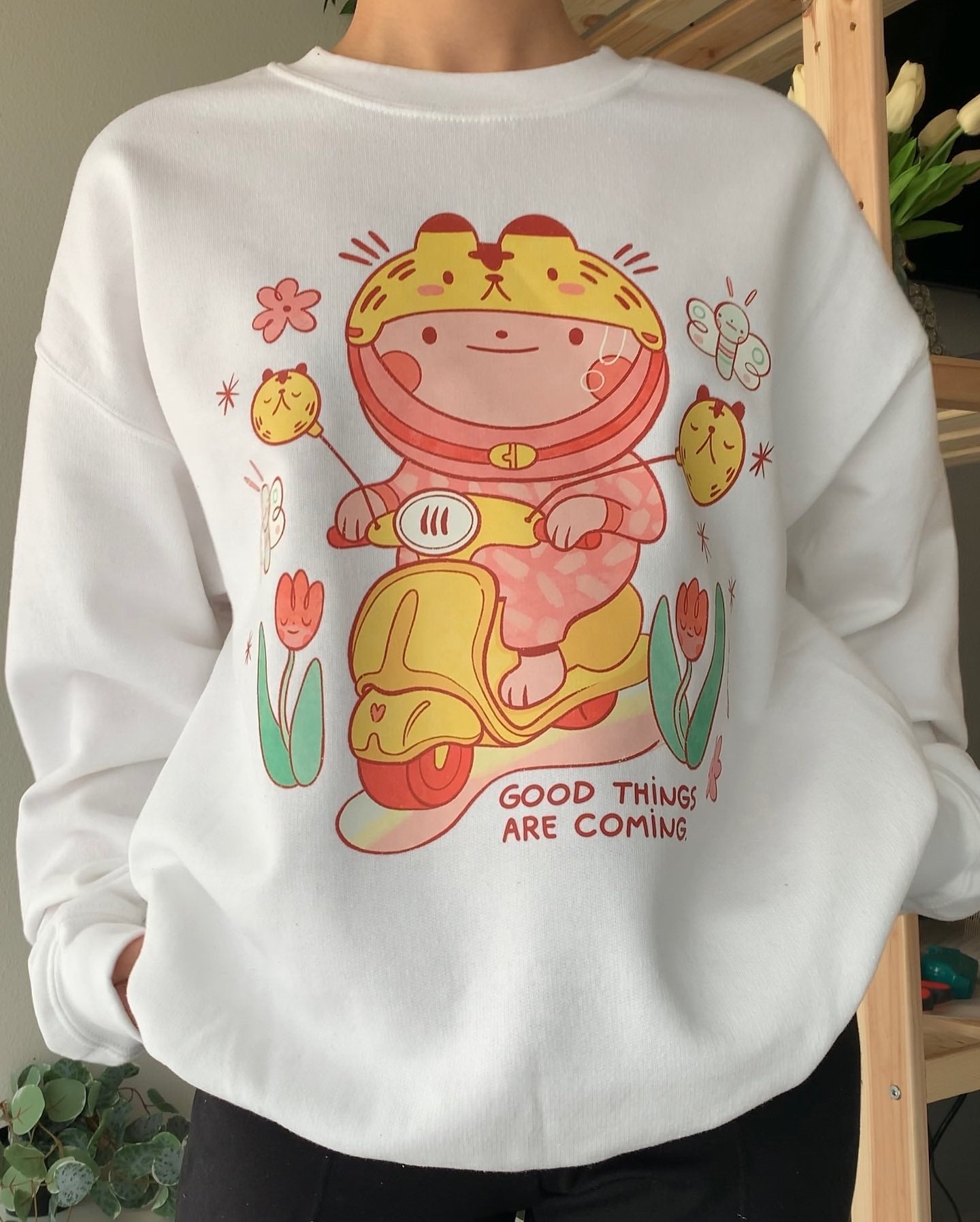 [Studio Sample] Good Things Are Coming Graphic Sweatshirt – White Crewneck for Hopeful Summer Vibes & Cute Comfort